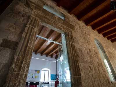 C�� addirittura un logorato portale di accesso con cornice scanalata...